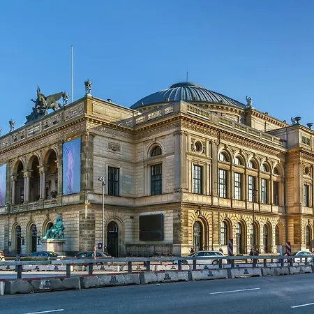 Lovely 3br Manor 5 Min From Tivoli Gardens *