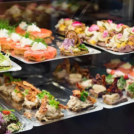 Lovely 3br Manor 5 Min From Tivoli Gardens Apartman