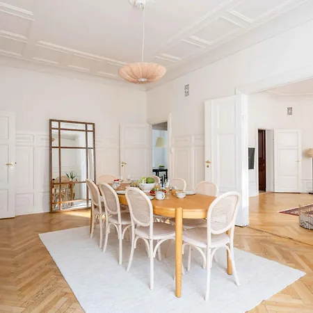 Lovely 3br Manor 5 Min From Tivoli Gardens *