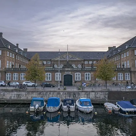 Lovely 3br Manor 5 Min From Tivoli Gardens Apartmán