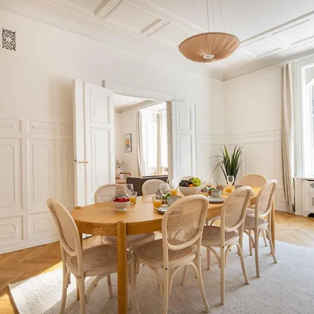 Lovely 3br Manor 5 Min From Tivoli Gardens كوبنهاجن