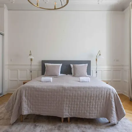 Lovely 3br Manor 5 Min From Tivoli Gardens شقة