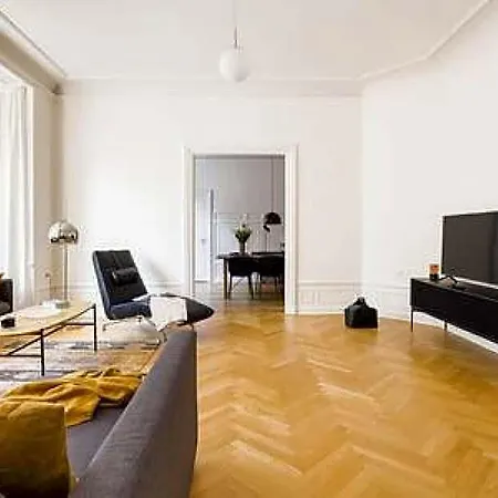 Lovely 3br Manor 5 Min From Tivoli Gardens Appartamento