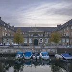 Lovely 3br Manor 5 Min From Tivoli Gardens Apartament