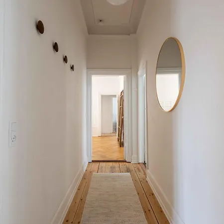 Lovely 3br Manor 5 Min From Tivoli Gardens Apartment *